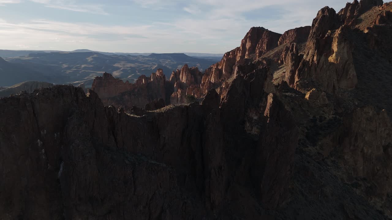drone de seguimiento de derecha a izquierda a lo largo de la pared de roca en leslie gulch oregon para revelar capas de formaciones rocosas al atardecer