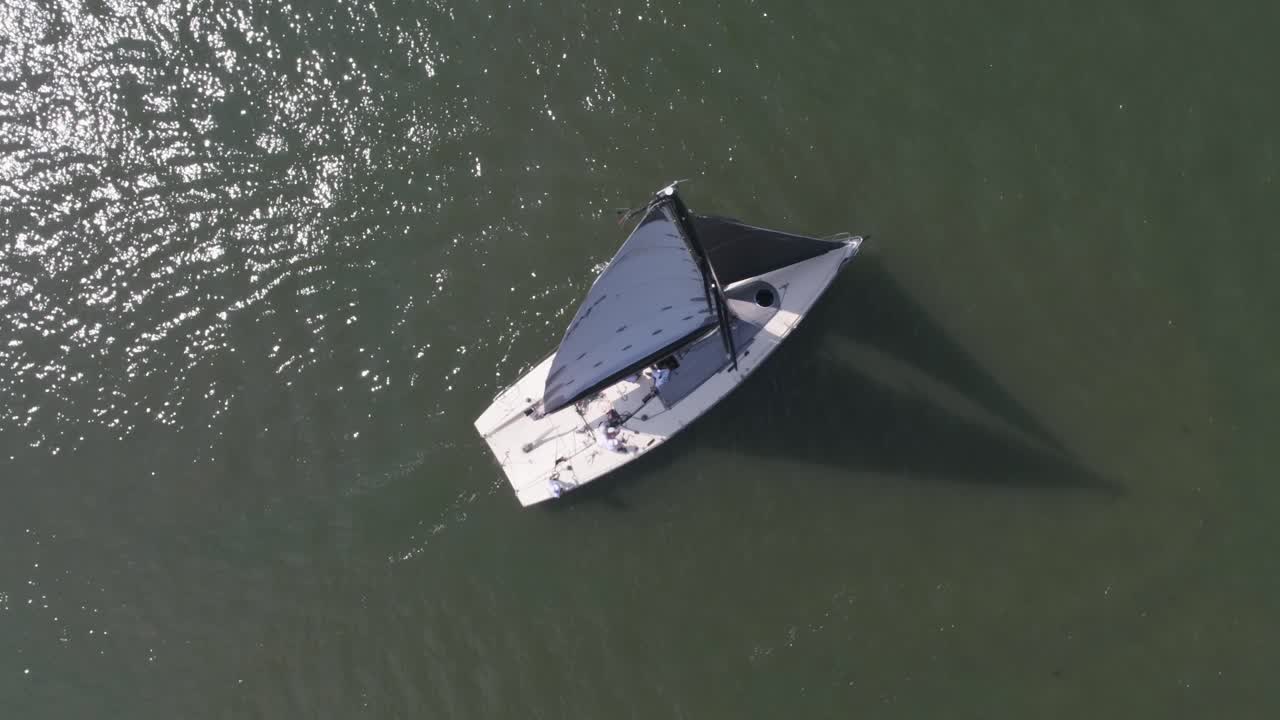 물 속 의 항해 요트