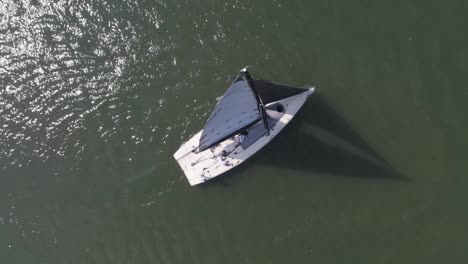 yate de vela en el agua