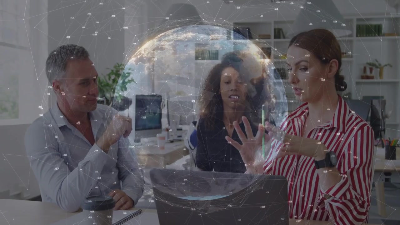 Kvinne i midten legger ned telefonen, team gjennomgår bærbar PC for forretningsstrategi med hologramoverlegg.