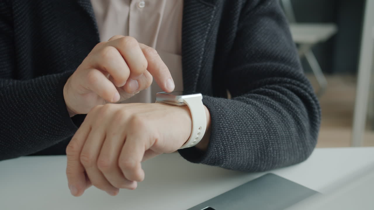 persona que utiliza un reloj inteligente