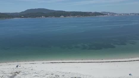 Vista-Aérea-De-Una-Playa-Paradisíaca-Tropical-Con-Arena-Blanca-Y-Agua-Clara-En-El-Parque-Natural-Arrabida-En-Setubal,-Portugal