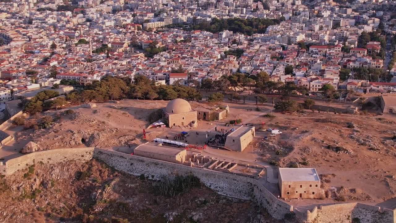 Vista aerea della fortezza storica e della città di Rethymno durante l'ora d'oro