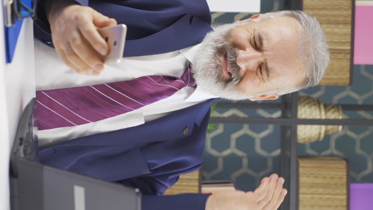 전화 신호와 송신기 문제로 고통받는  ⁇ 은 사업가의 수직 비디오.