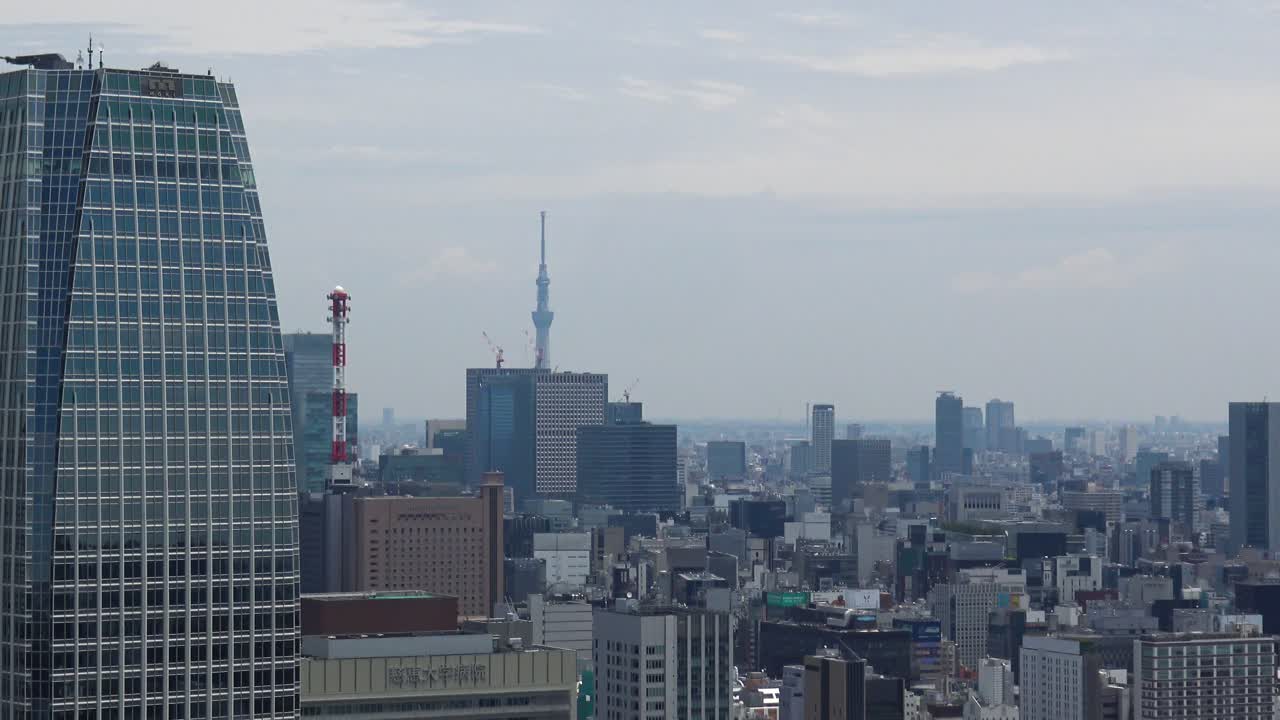 Die Luftaufnahme des Funkturms und Wolkenkratzers in Tokio