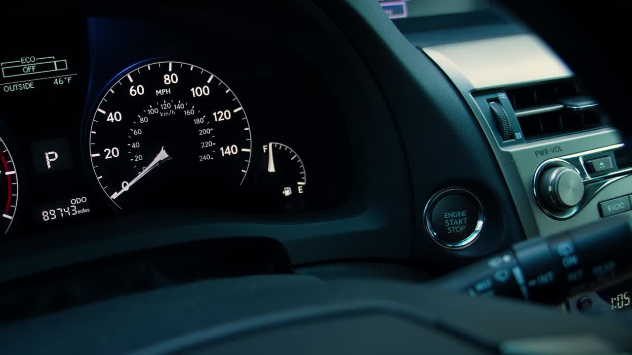 손가락으로 자동차 엔진을 켜기 위해 버튼을 누르십시오