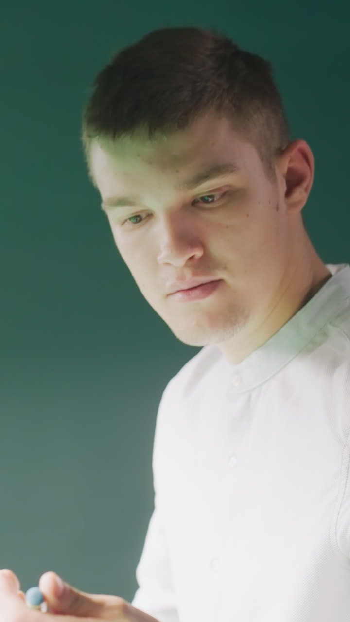 셔츠를 입은 신사가 현대적인 인테리어, 오버헤드 램프, 녹색 벽을 가진 빌리어드 방으로 걸어가는 클로즈업 측면. 집중된 표현, 우아한 분위기, 게임 영역의 분위기