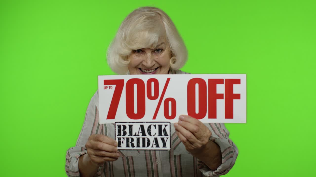 abuela mostrando el viernes negro y hasta un 70 por ciento de descuento en el precio de la compra anuncio de descuento