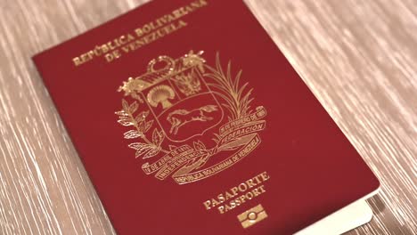 portada del pasaporte marrón venezolano