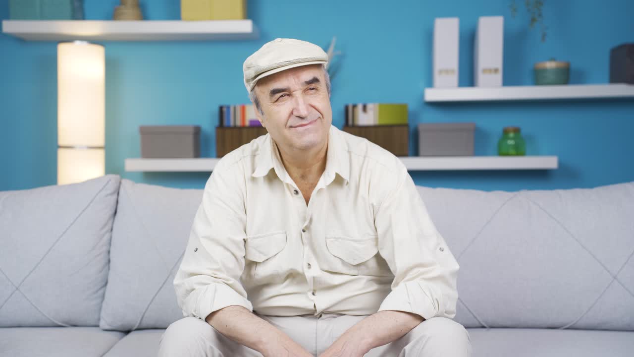 소파에 앉아 행복한 순간을 생각하고 미소 짓는  ⁇ 은이.