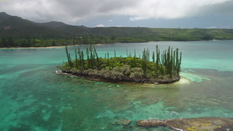 arco aéreo alrededor de una pequeña isla, el icónico pico n&#39;ga en el fondo