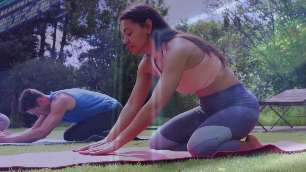 Una donna che appoggia i palmi sul tappetino, scivolando in avanti e protendendosi in un profondo allungamento yoga per la flessibilità
