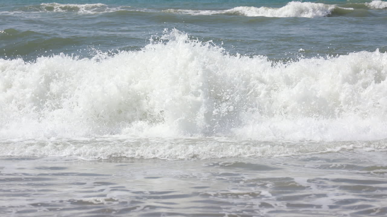 슬로우 모션으로 부서지는 파도