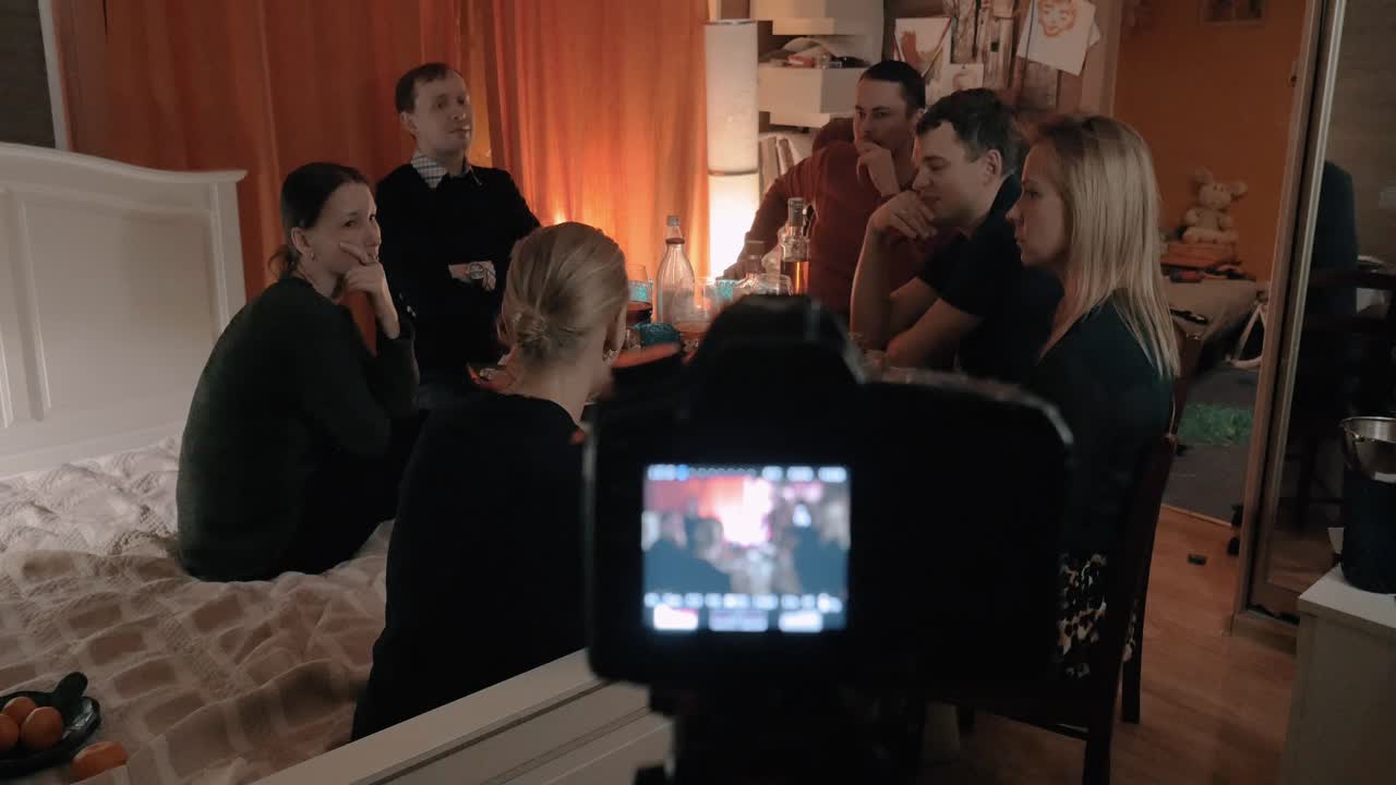 친구들이 함께 모이는 장면을 찍는 것