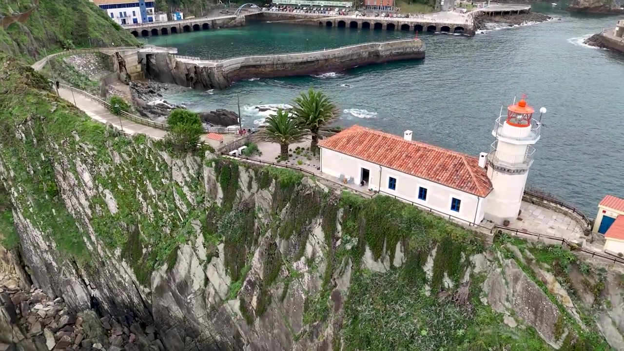 Vista aerea del faro di Cudillero, un incantevole villaggio di pescatori situato nelle Asturie, Spagna. Cudillero_2