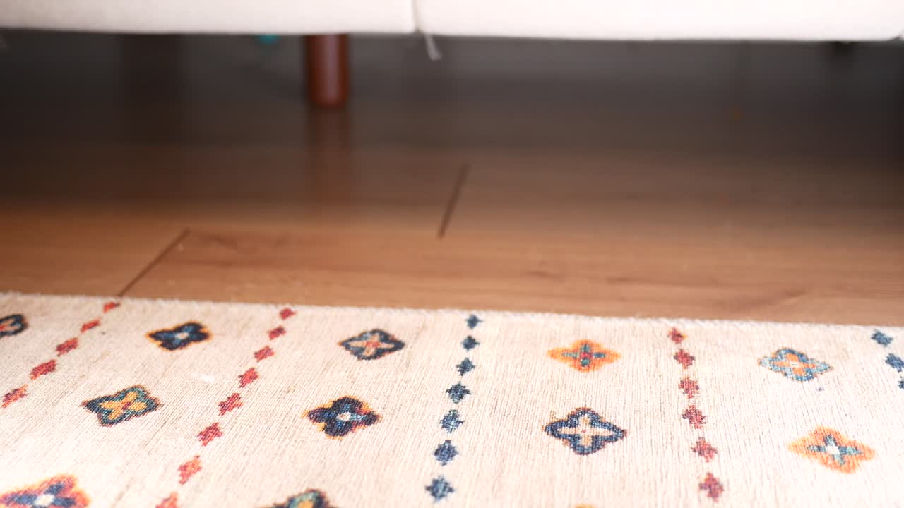 mano alcanzando una billetera en el suelo