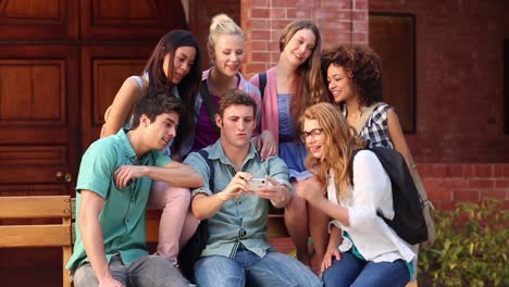 estudiantes felices charlando juntos afuera y tomando una foto