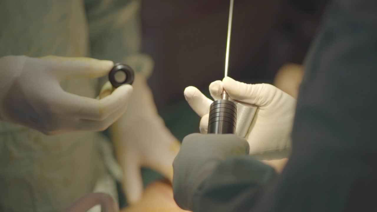 cirujano plástico manipulando un catéter de succión