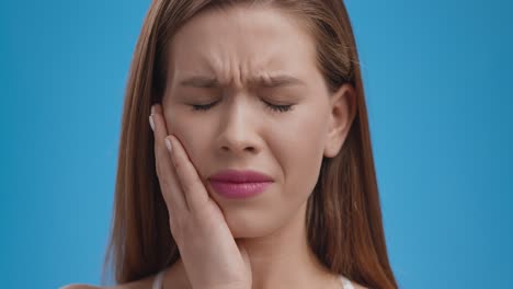 woman experiencing toothache