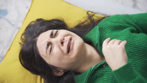 mujer joven deprimida mirando el teléfono en un estado triste y deprimido.