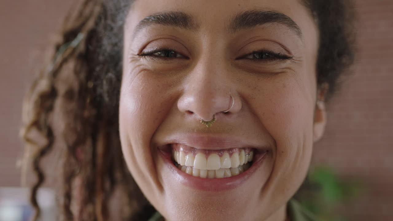 retrato en primer plano de una hermosa mujer de raza mixta rostro sonriente alegre feliz mirando a la cámara