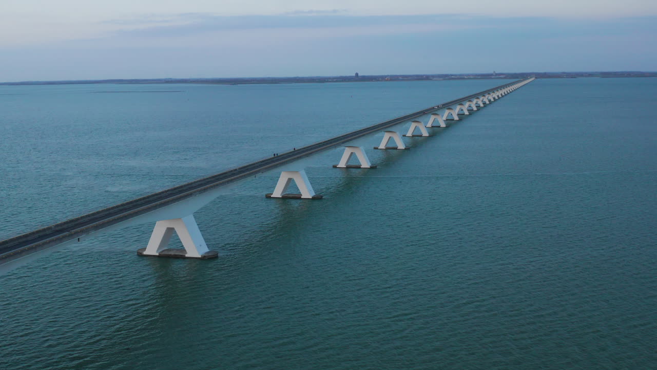 항공: 일몰 동안 유명한 질랜드브리지