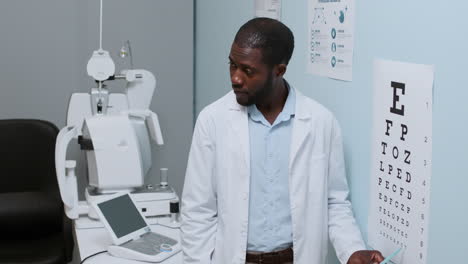 ophthalmologist doing snellen test