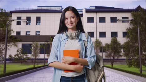 estudiante sonriente en el campus