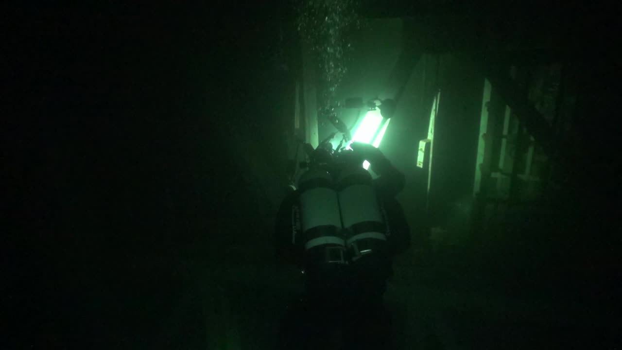 fotógrafo de montaje trasero toma fotos en silo de misiles inundado