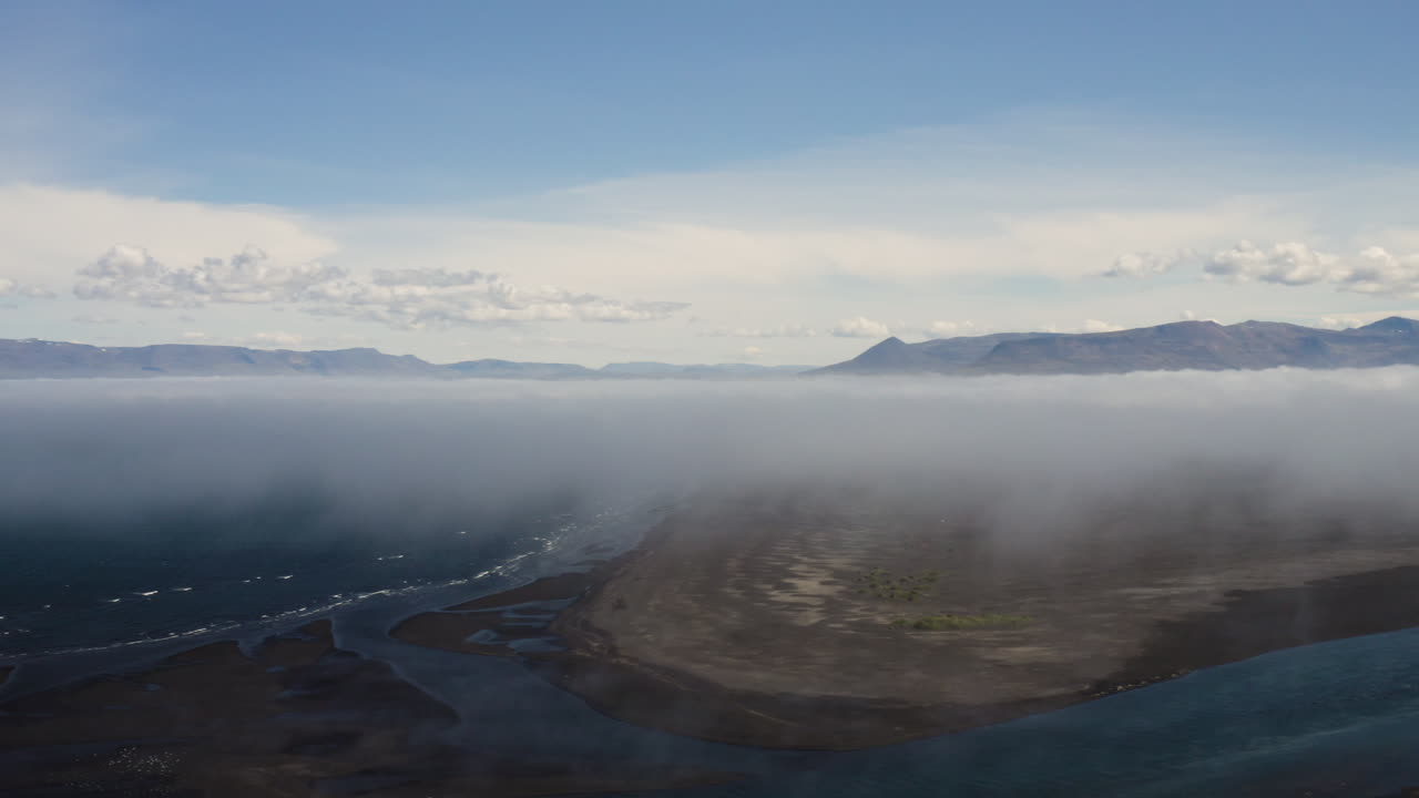 antena - horizonte azul sobre la costa, hvitserkur,vatnsnes, islandia, círculo pan