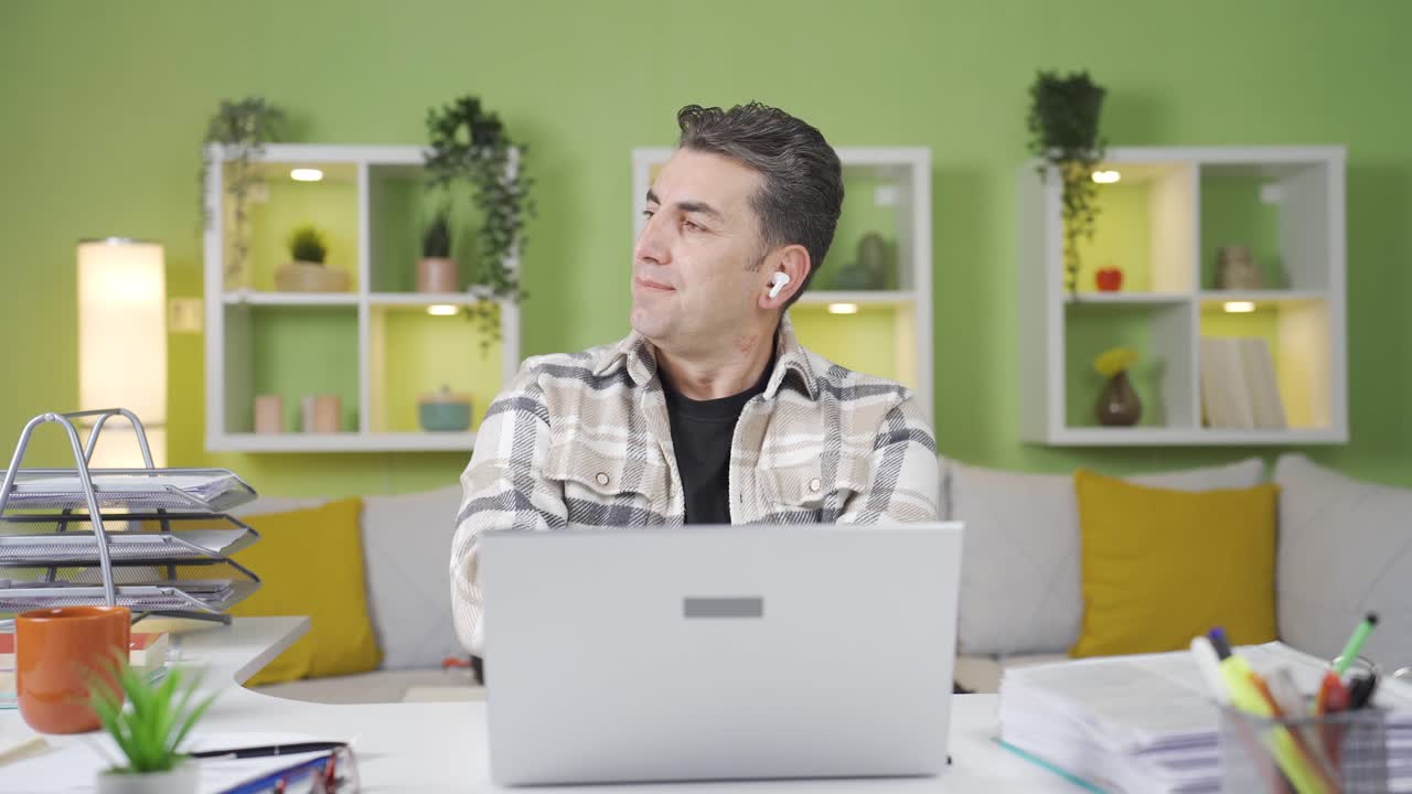 스트레스를 받은 사업가는 가정 사무실에서 일하고 있으며 그의 사업은 잘 되지 않습니다.