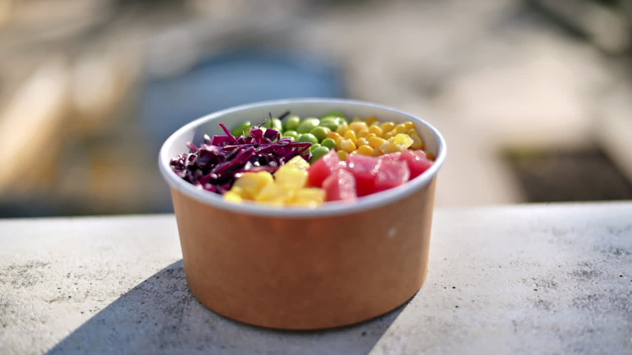 Primo piano di un poke bowl con verdure e frutta