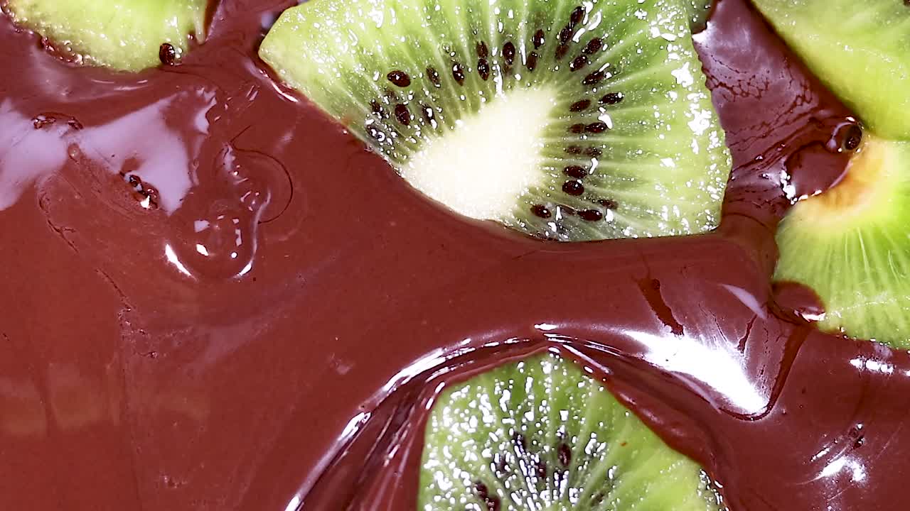 키위 조각 이 초콜릿 소스 에 담긴 것