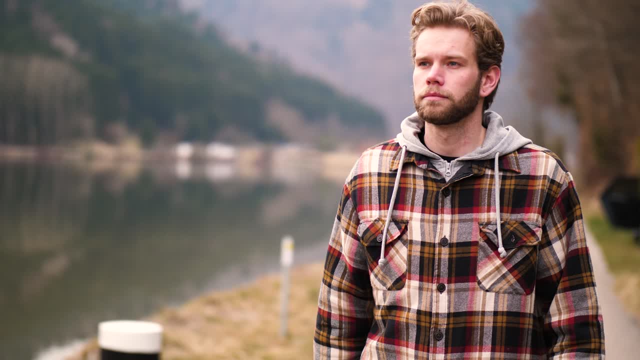 자기 앞으로 걸어가 얼굴에 묻은 머리카락 한 올을 닦는 모습이 너무 멋져요.