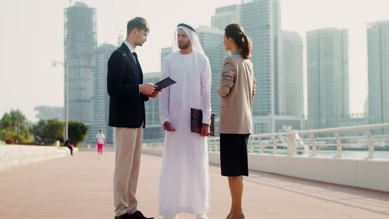 두바이 시티스케이프에서 비즈니스 회의