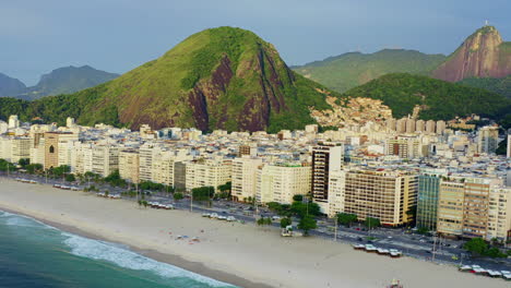 Toma-Aérea-Del-Amanecer-Sobre-La-Ciudad-De-Río-De-Janeiro-En-Brasil