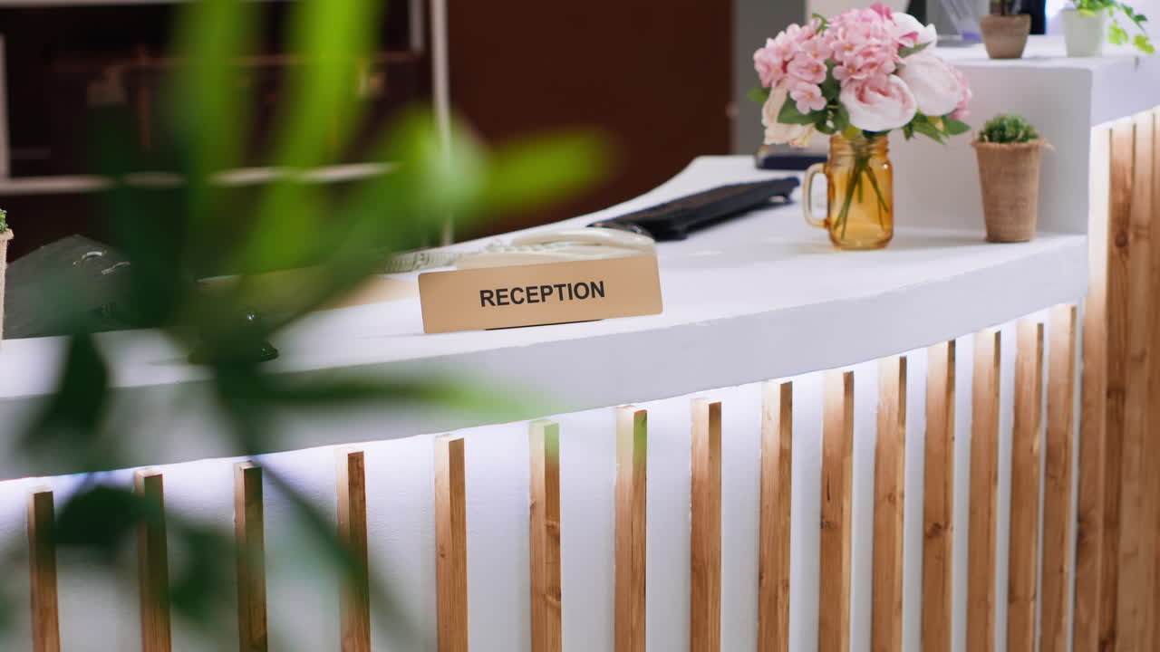 값비싼 가구가 있는 럭셔리 호텔 리셉션 데스크와 라운지 지역