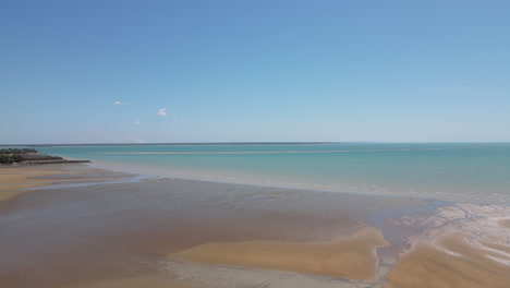 Toma-Aérea-De-Drones-En-Movimiento-Lento-De-La-Playa-De-Mindil-En-Darwin,-Territorio-Del-Norte