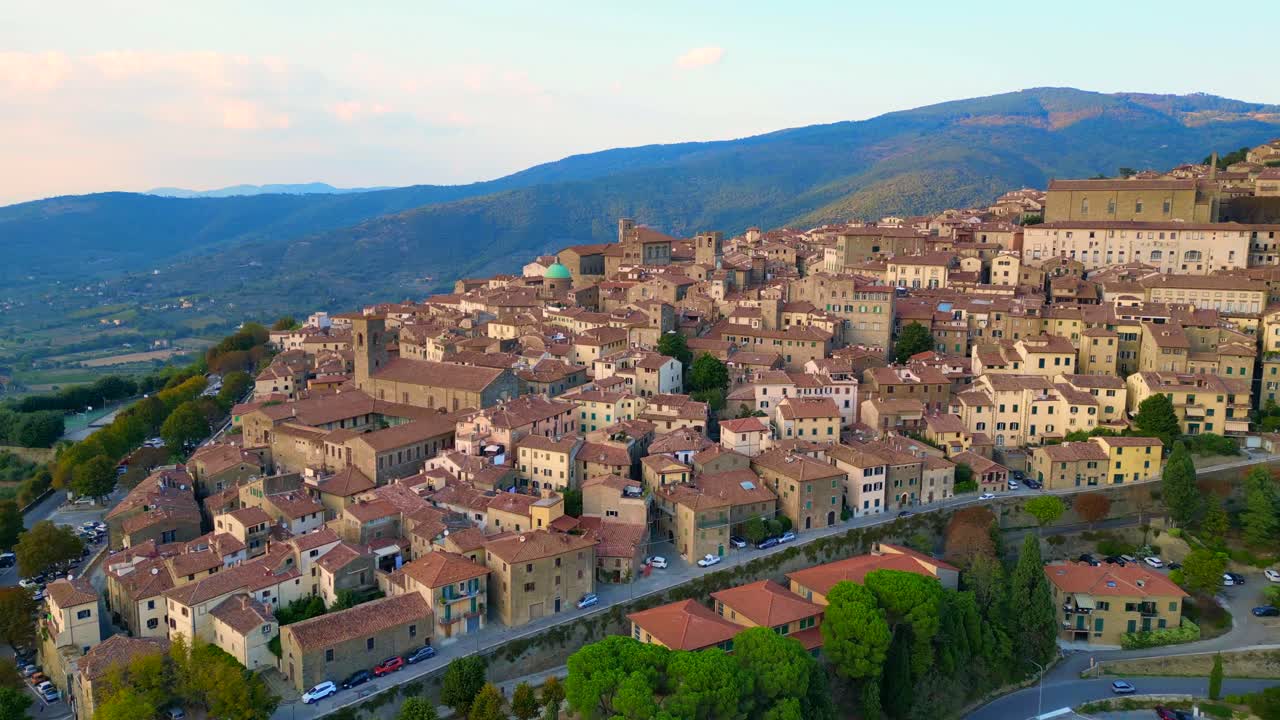 cortona es un pueblo medieval italiano de montaña en la toscana.