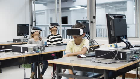 niños multiétnicos divirtiéndose usando auriculares de realidad virtual