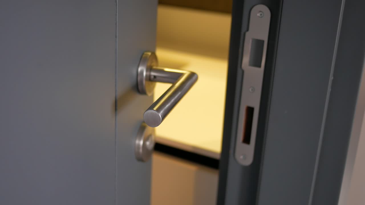 Porta grigia aperta con maniglia in acciaio inossidabile
