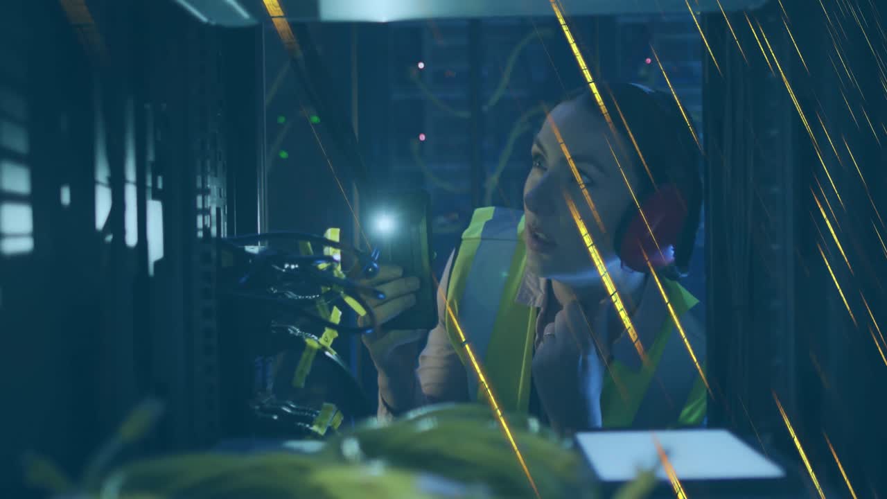 animación de luces móviles sobre una trabajadora de la sala de servidores caucásica