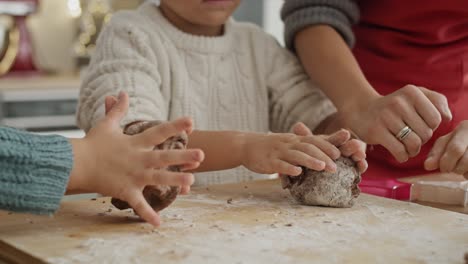 video de mano de niños preparando galletas con pastel de pan de jengibre