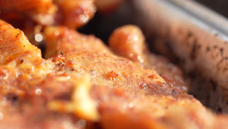 primer plano de carne a la parrilla en una bandeja de aluminio