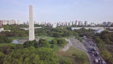 parque ibirapuera en sao paulo a última hora de la tarde con el monumento del obelisco - imágenes aéreas