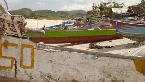 schwenk entlang indonesisches fischerboot an einem strand