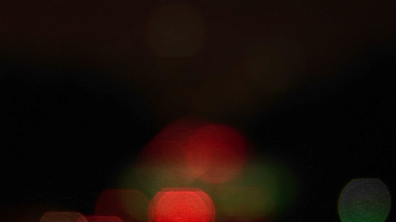 un foco de rack de vehículos que conducen por la autopista y hacia la ciudad por la noche