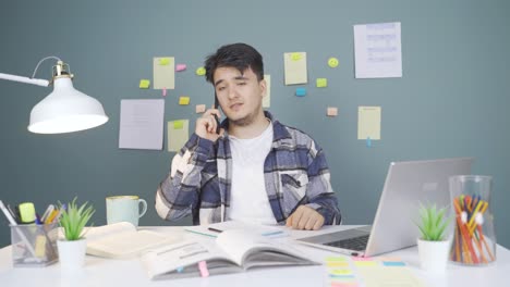 Männlicher-Student,-Der-Unglücklich-Am-Telefon-Spricht.