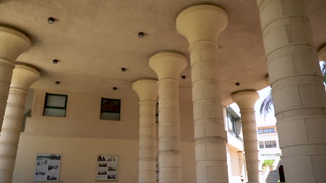 antigua arcada con columnas arquitectónicas, un hito histórico y lugar de culto