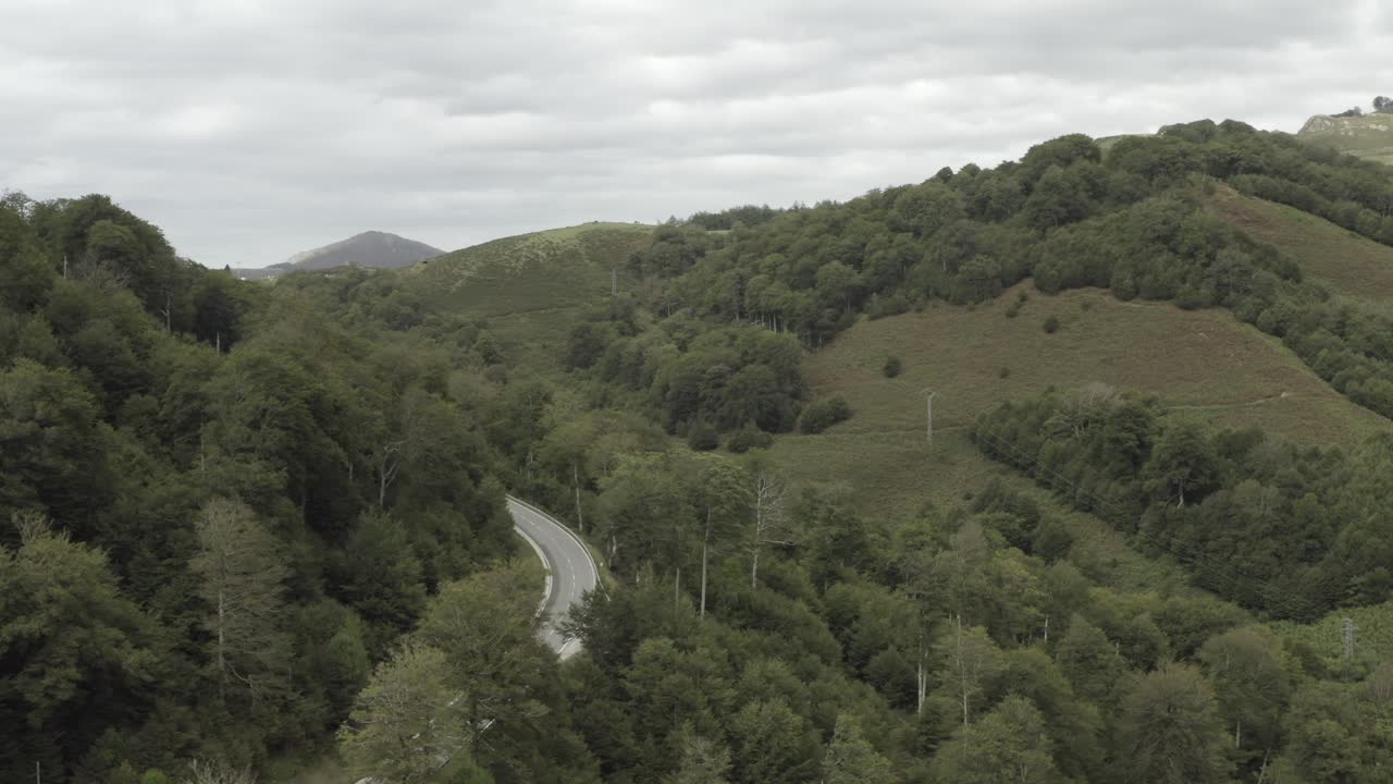 carretera panorámica de montaña que atraviesa el paso de roncesvalles o ronceval o roncevaux, pirineos, españa